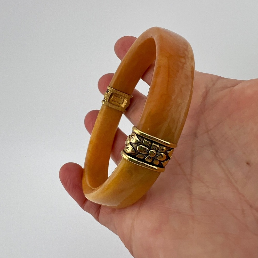 Vintage Trifari Butterscotch Marbled Hinged Bangle Bracelet Gold Tone Floral